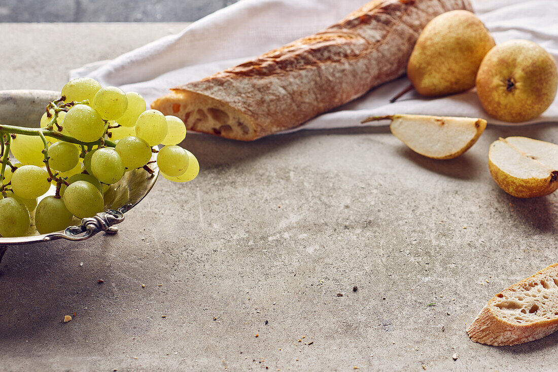 Stillleben mit Birnen, Baguette und grünen Weintrauben