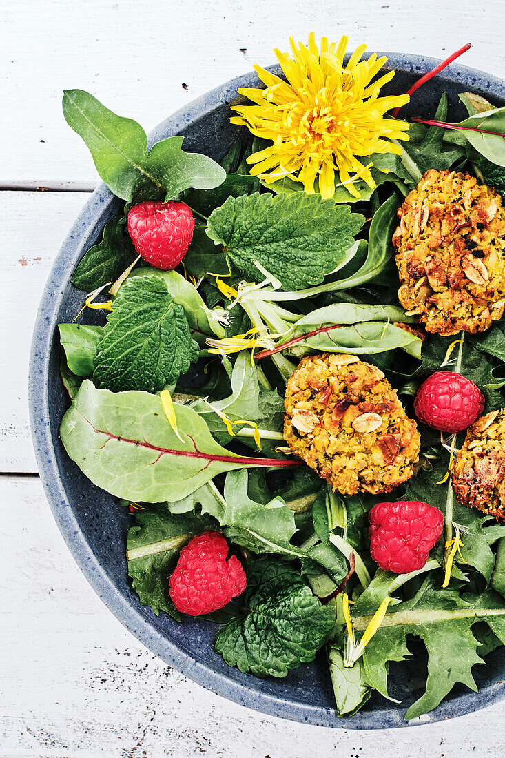 Veganer Wildkräutersalat mit Gemüsefrikadellen