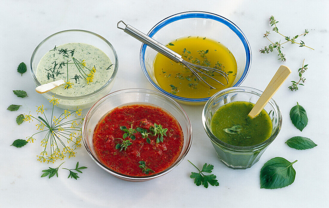 Vier verschiedene Saucen: Kräuterjoghurt, Essig-Öl-Vinaigrette, Tomaten-Vinaigrette und Pesto