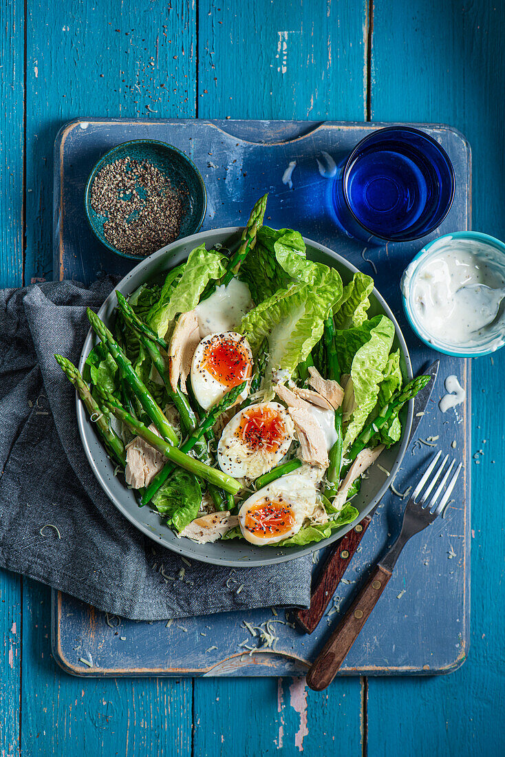 Frühlingssalat mit Ei, Huhn und grünem Spargel