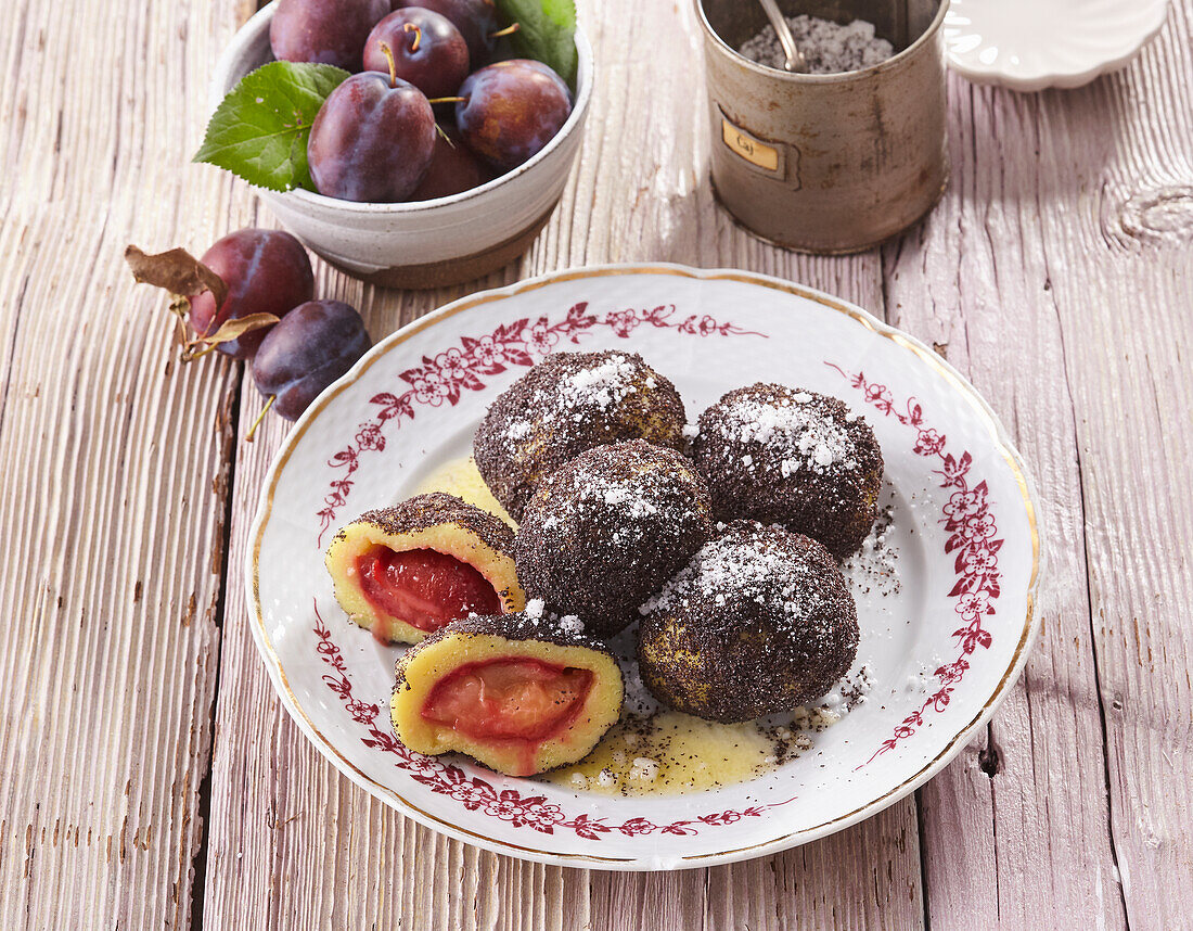 Süße Zwetschgenknödel mit Mohn