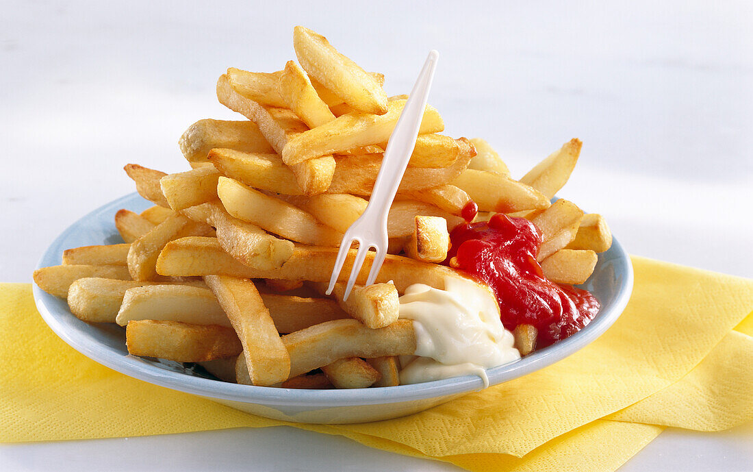 Pommes frites mit Mayonnaise und Ketchup