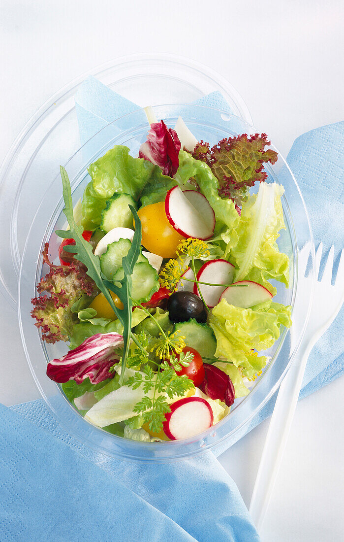 Gemischter Salat in Plastikschüssel