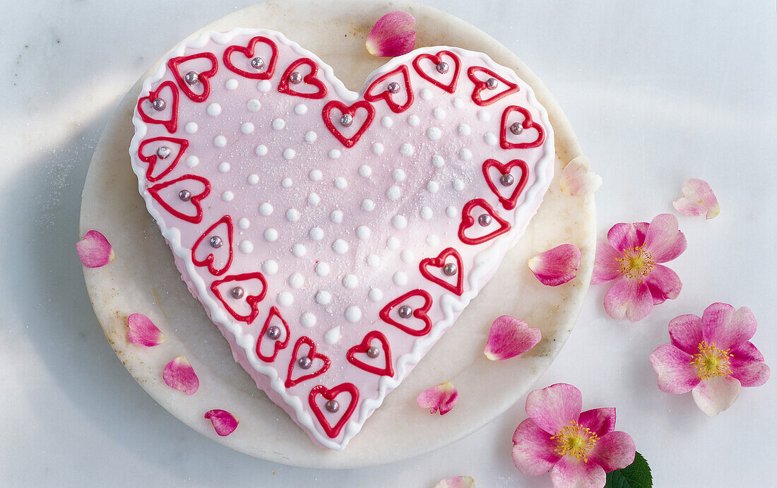 Herzförmige Torte zum Valentinstag