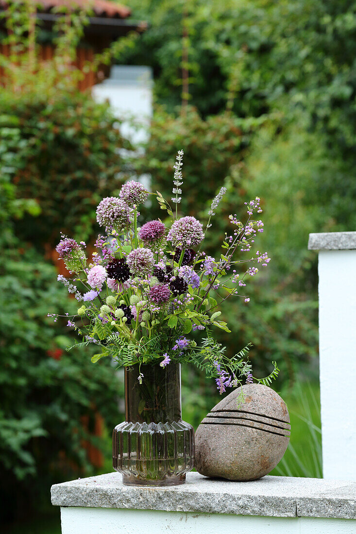 Wiesenblumenstrauß aus Blutweiderrich, Skabiosen, Jakobsleiter, Lavendel und Lauch