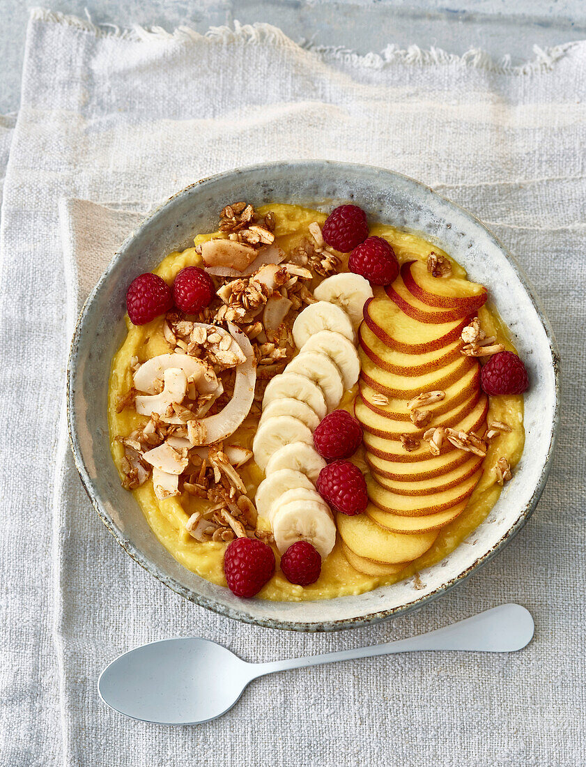 Süße Smoothie-Bowl mit Hafer-Kokos-Crunch