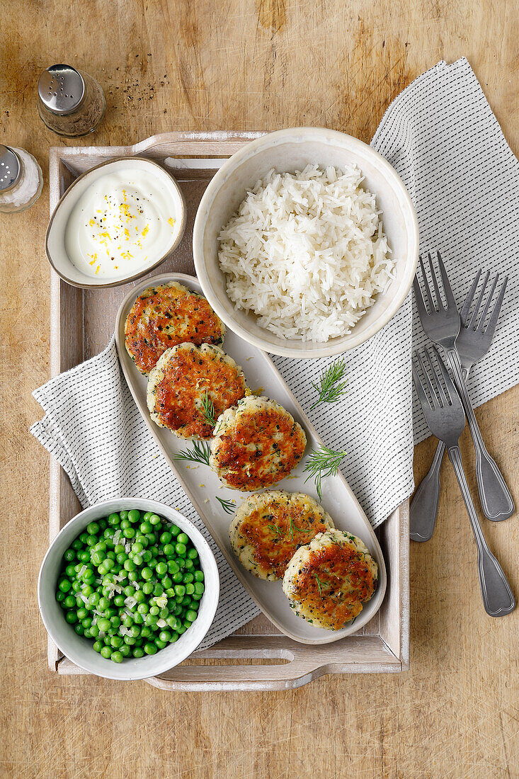 Fischbuletten mit Reis, Buttererbsen und Zitronenjoghurt