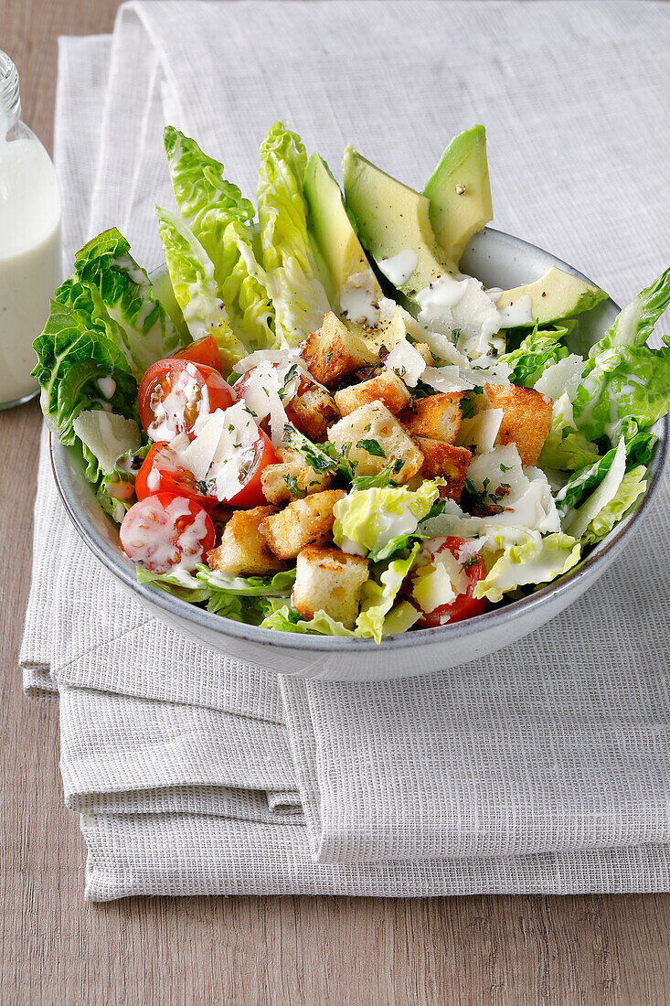 Salatbowl mit Avocado, Croutons und Parmesan