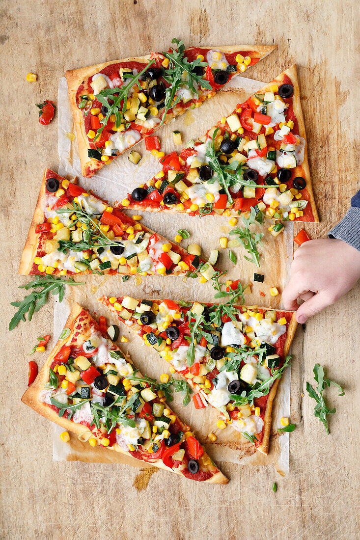 Pizza mit Gemüse, Mais und Oliven