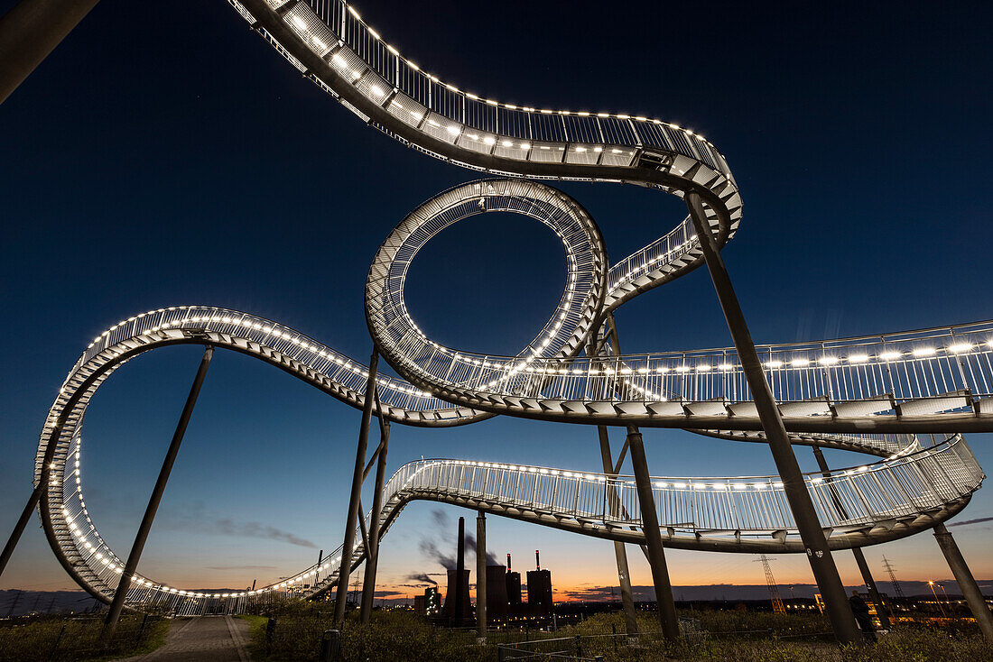 'Tiger & Turtle' (die begehbare Achterbahn), Duisburg, Nordrhein-Westfalen, Deutschland