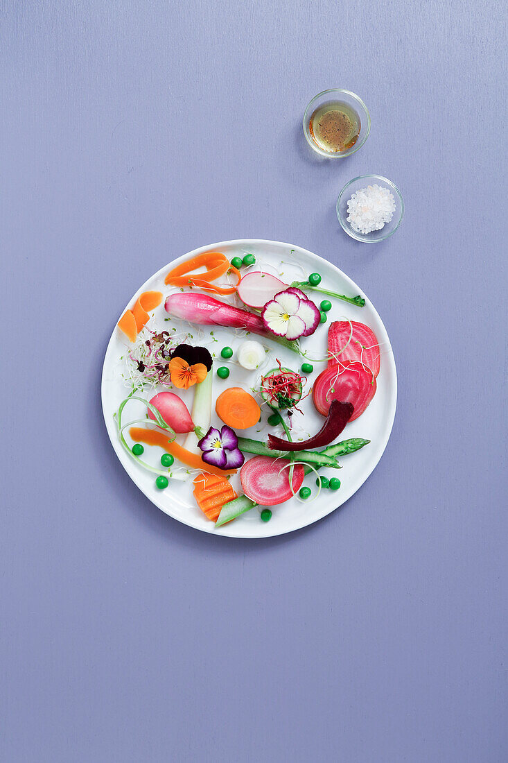 Frisches Frühlingsgemüse mit essbaren Blüten mit Vinaigrette