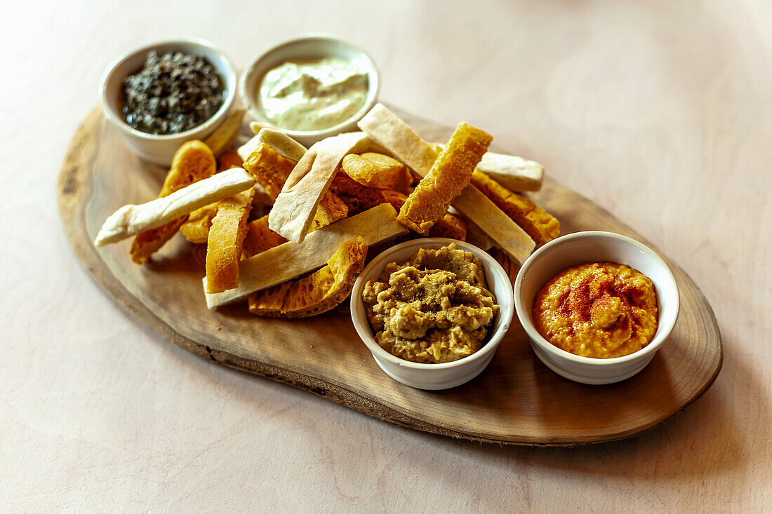 Mezze-Board mit Pitabrot und Dips