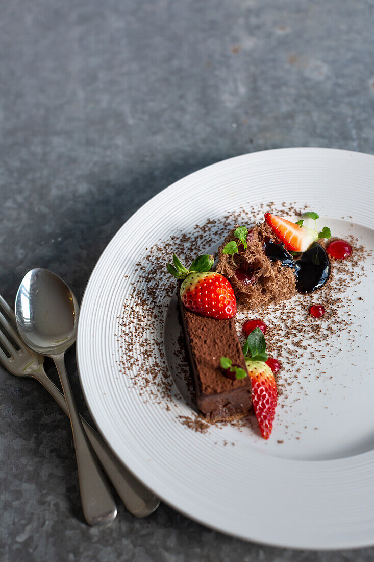 Schokoladenmousse mit Erdbeeren