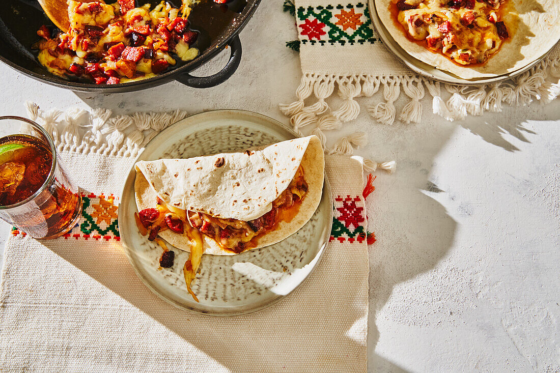 Choriqueso - mexikanische Tortillas mit Chorizo