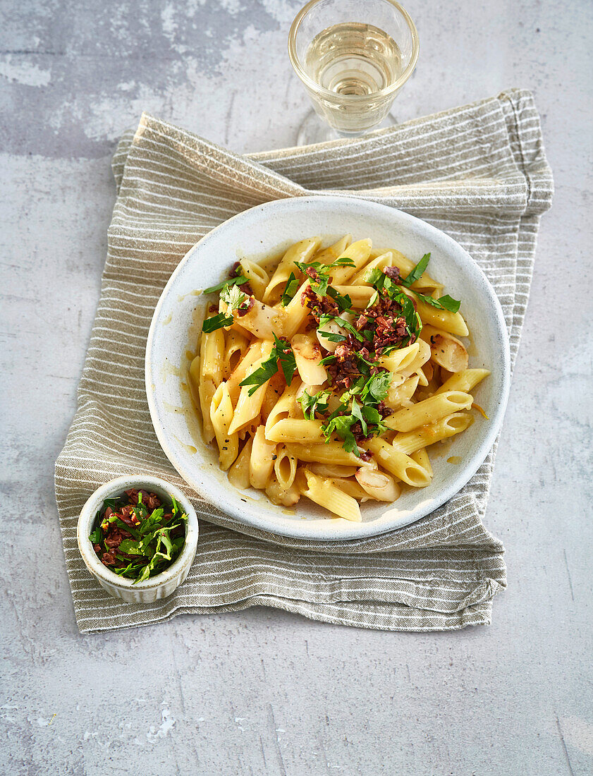 Vegan pasta with salsify and orange