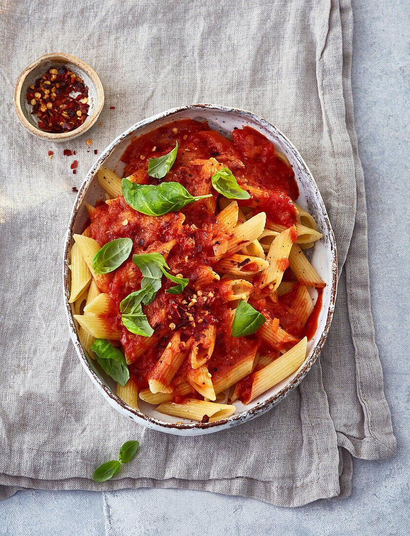 Vegane Penne mit Wodka-Tomaten-Sauce – Bilder kaufen – 13516876 StockFood