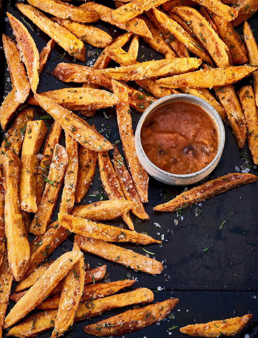 Vegane Süßkartoffel-Pommes mit Tomatensauce