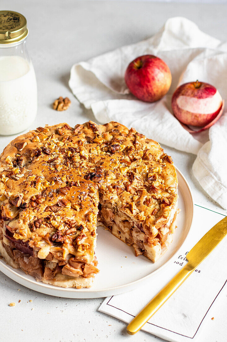 Apfel-Brioche-Kuchen mit Nüssen