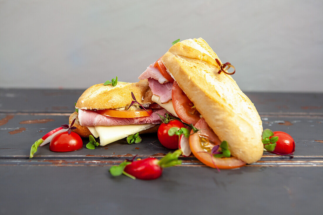 Baguette-Sandwich mit Schinken, Käse und Tomaten