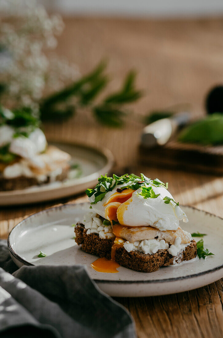 Roggentoast mit Hüttenkäse, Hähnchenfleisch und pochiertem Ei