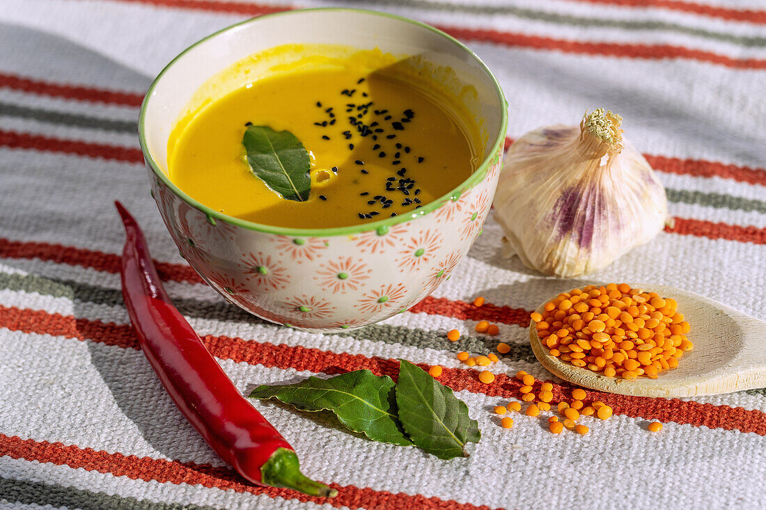 Rote-Linsen-Suppe davor rote Linsen, Chili, Knoblauch und Lorbeerblätter
