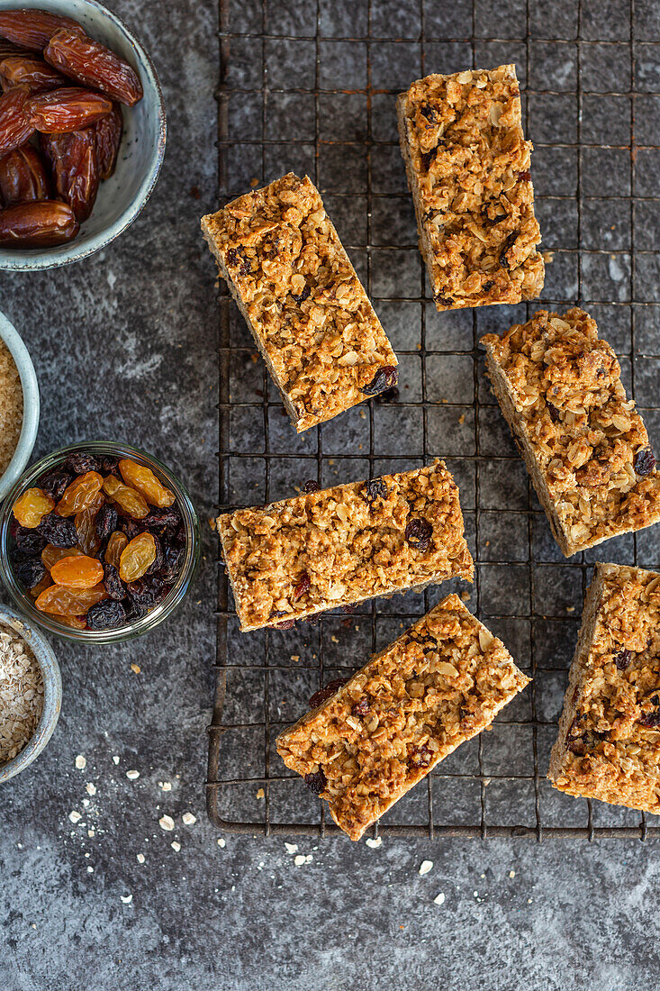 Breakfast bars with dried fruit