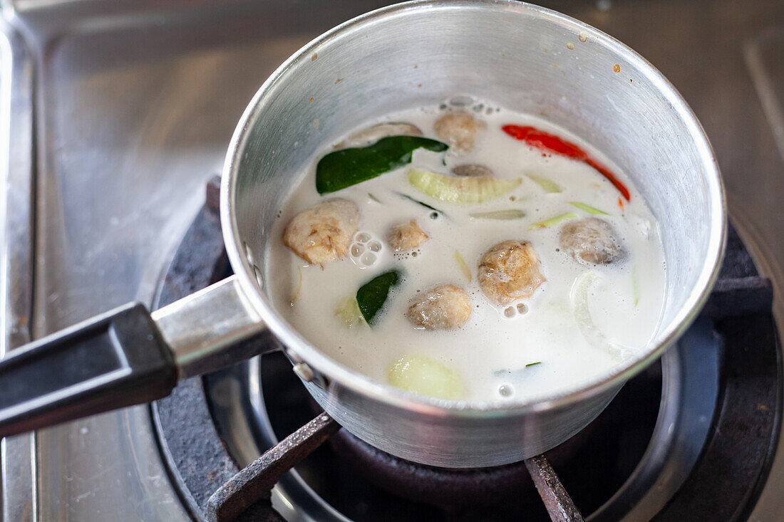 Thailändisches Hähnchencurry zubereiten
