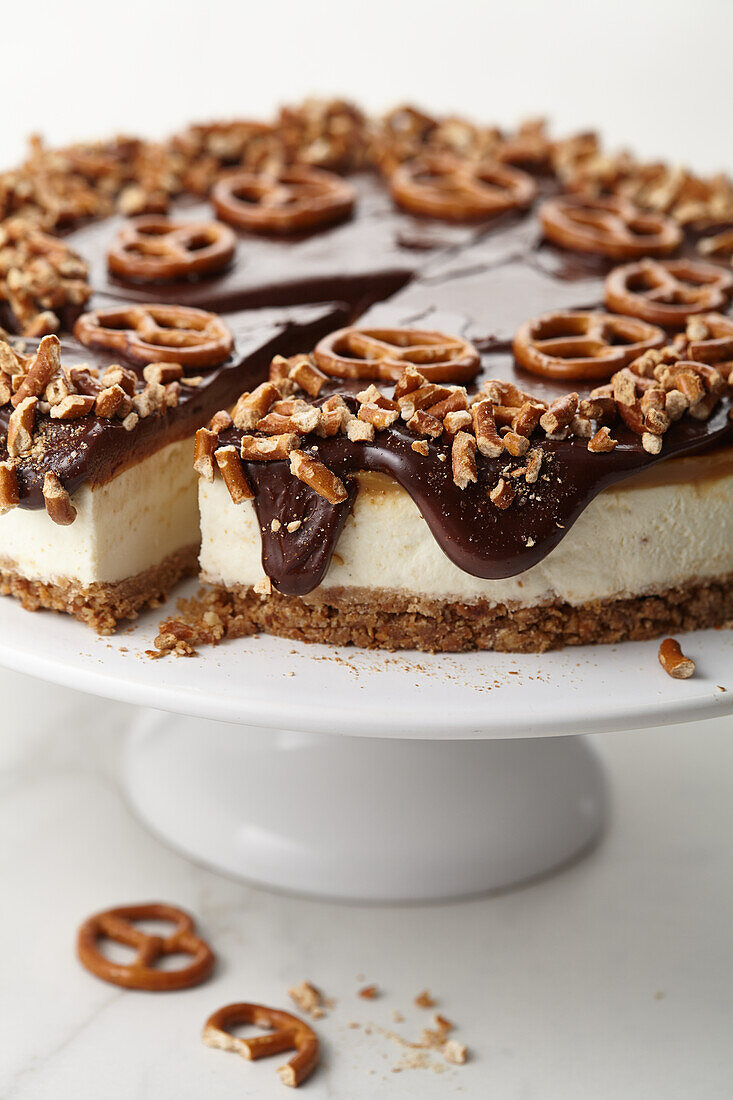 Millionaires-Pretzl-Torte mit Salzbrezeln (Karamell-Cheesecake und Schokoladenganache)