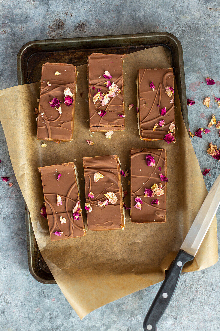 Millionaire'S shortbread with caramel, chocolate and dried rose petals