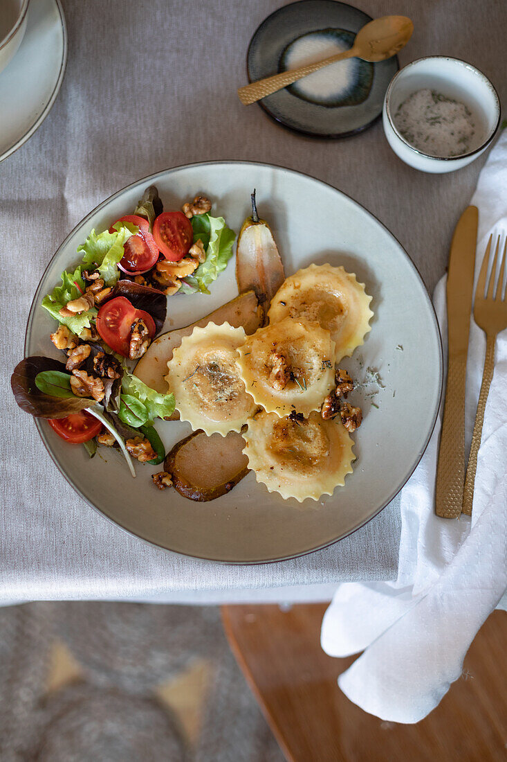 Ravioli mit Rote-Bete-Füllung und Walnüssen