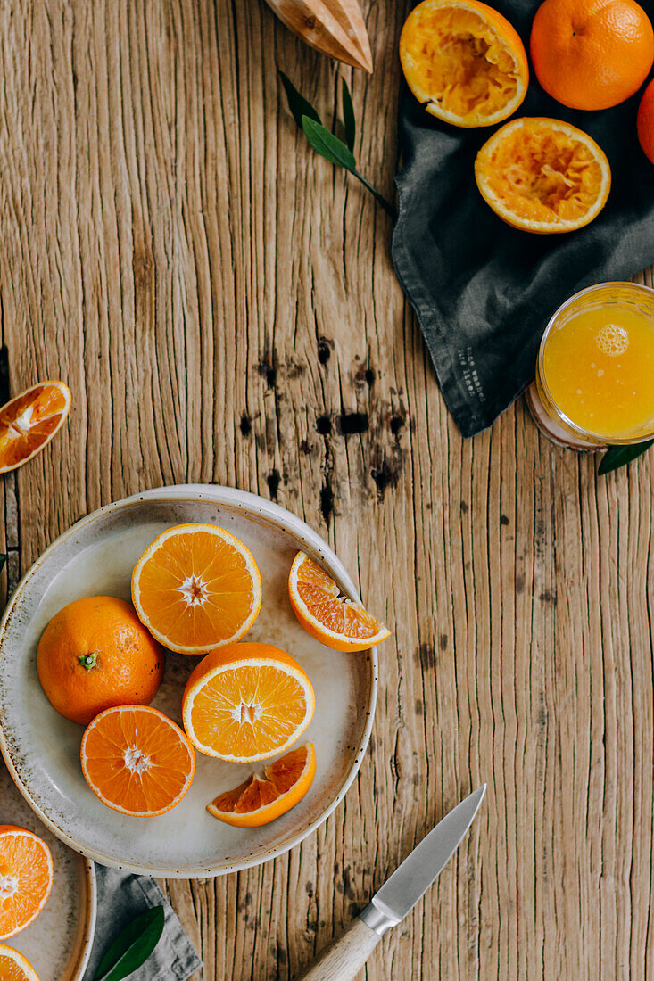 Frisch gepresster Orangensaft und Orangen