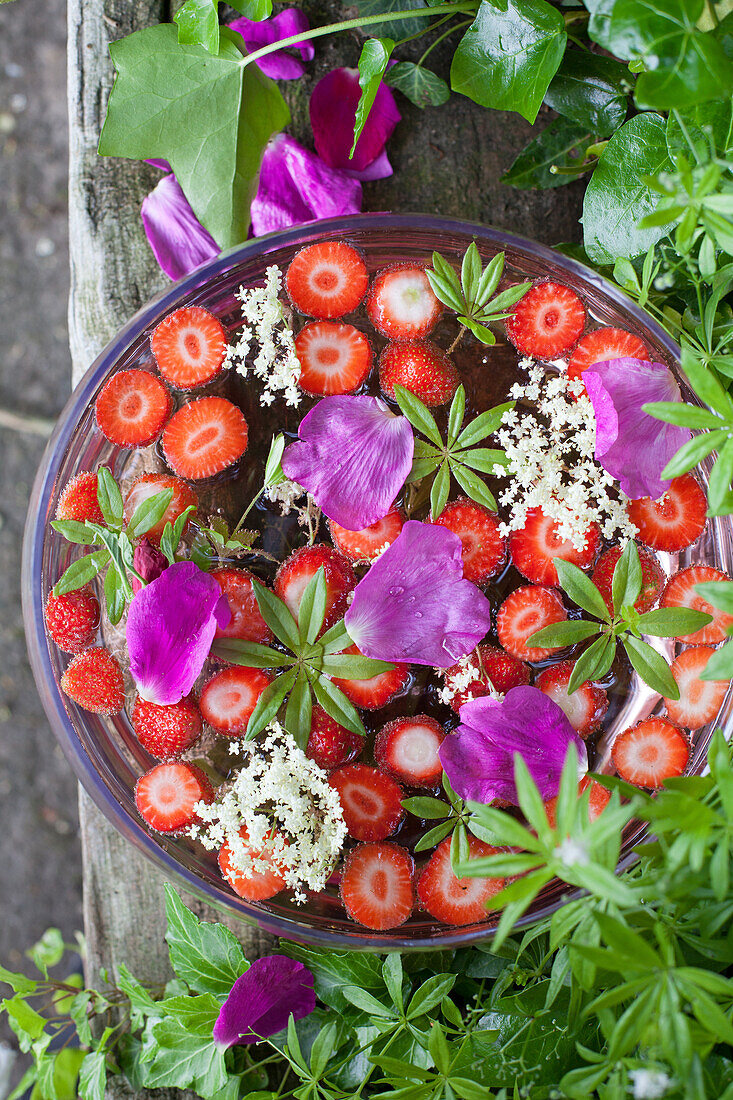 Holunderbowle mit Waldmeister und Rosenblättern