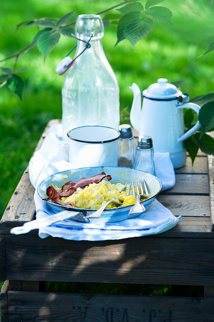 Scrambled eggs with bacon in the garden