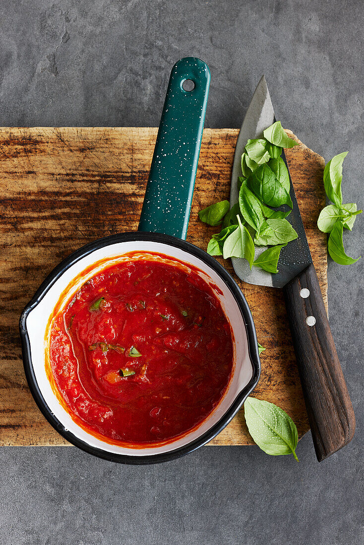 Homemade tomato sauce for pizza