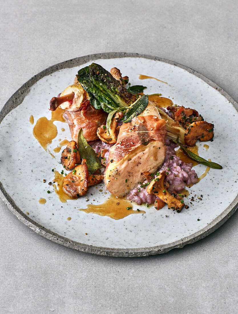 Maispoularden-Saltimbocca mit gebratenem Römersalat und Risotto