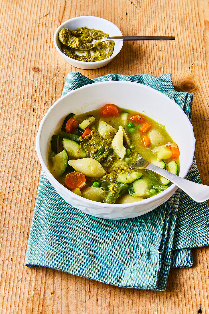 Pestosuppe mit Nudeln