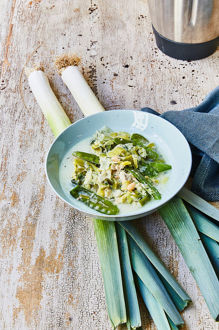 Turkey-coconut curry with leeks and sugar snap peas
