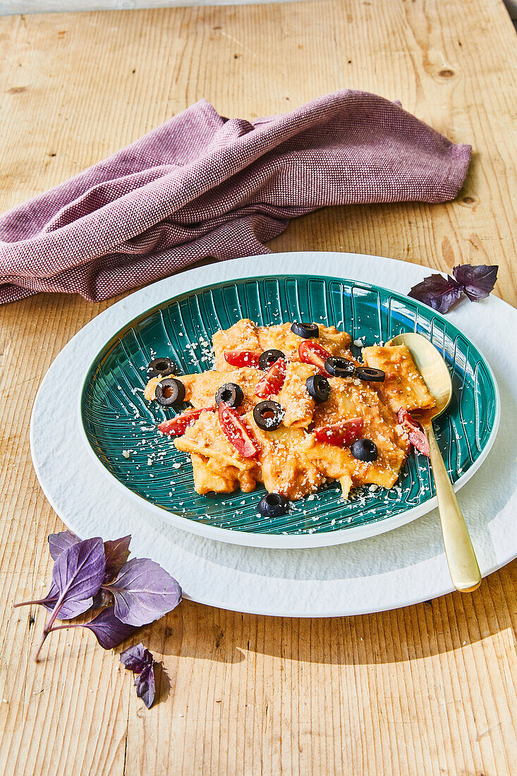 Rigatoni-Thunfisch-Auflauf mit schwarzen Oliven