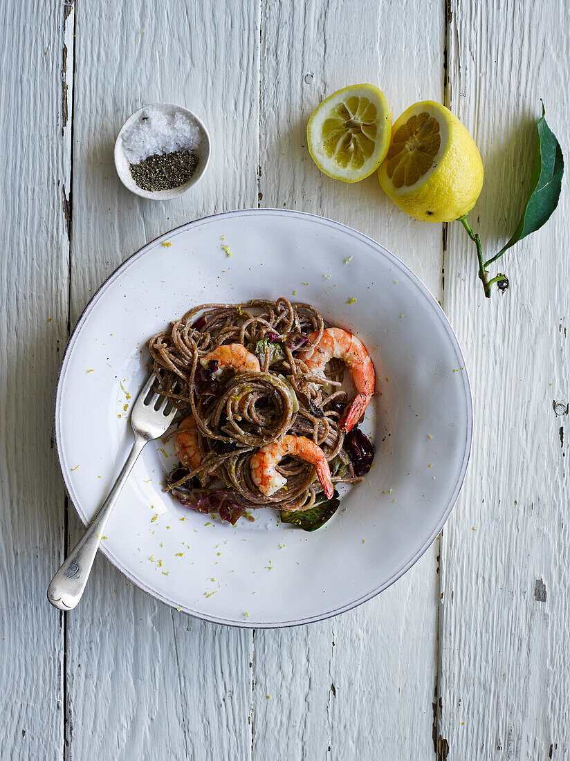 Wholemeal spaghetti with prawns