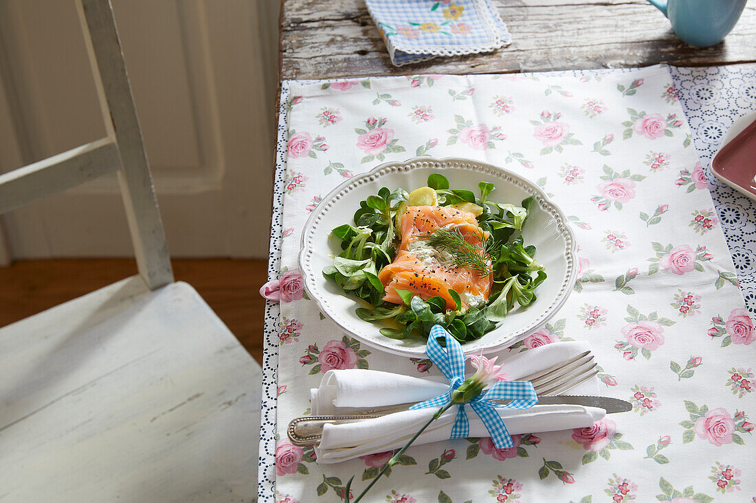 Salmon on lamb's lettuce