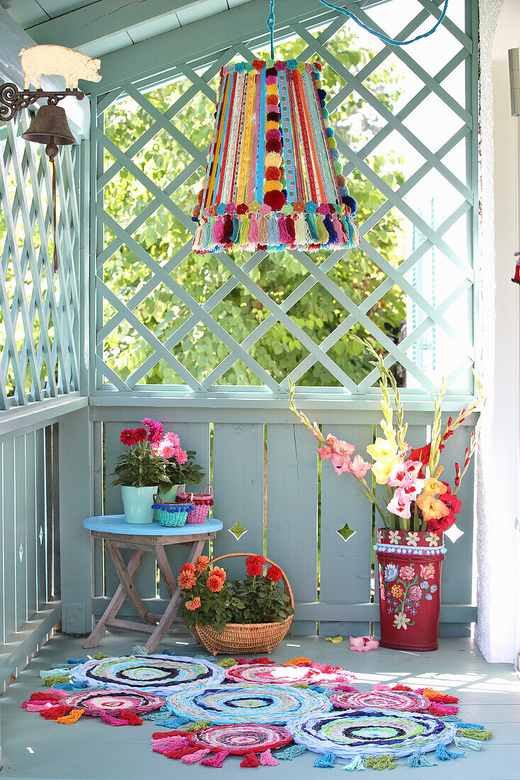 DIY-Lampenschirm aus Pompons und Borten, Blumen und bunter Flickenteppich