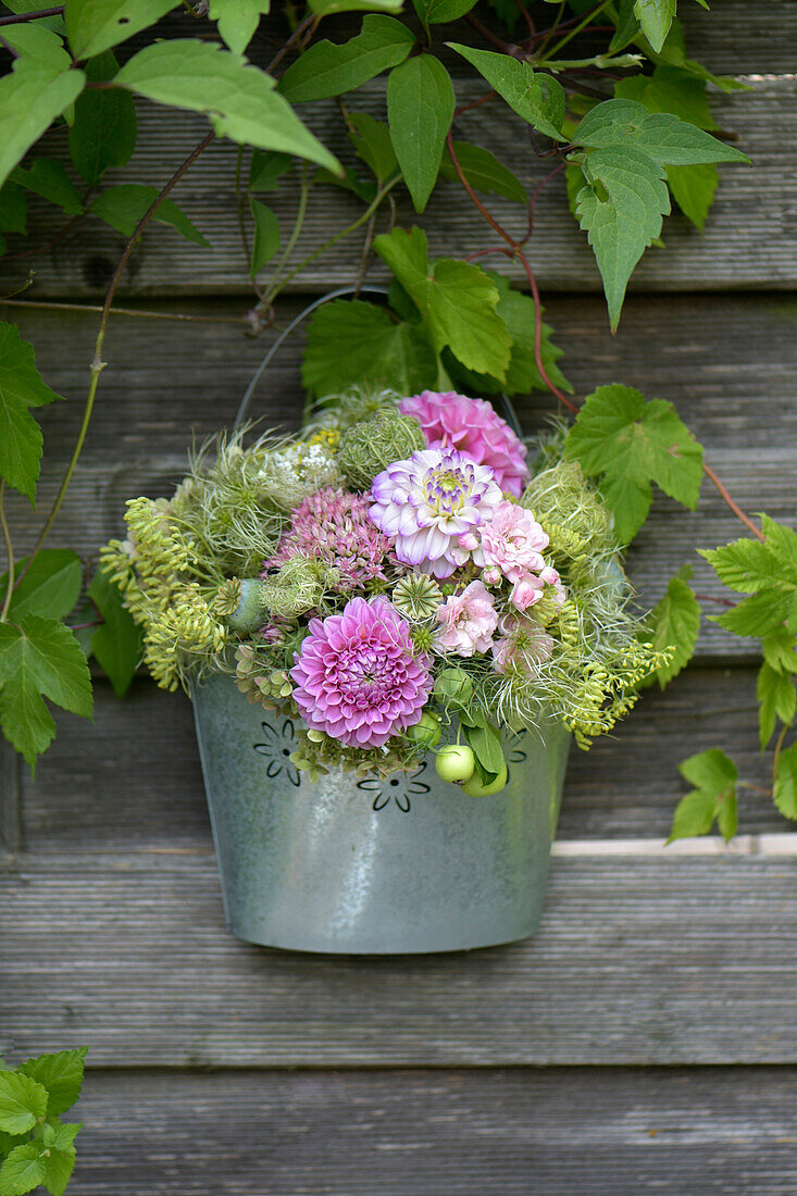 Spätsommerstrauß mit Dahlien, Samenstand der wilden Clematis, Samenstand der Jungfer im Grünen, Rosen und Fetthenne