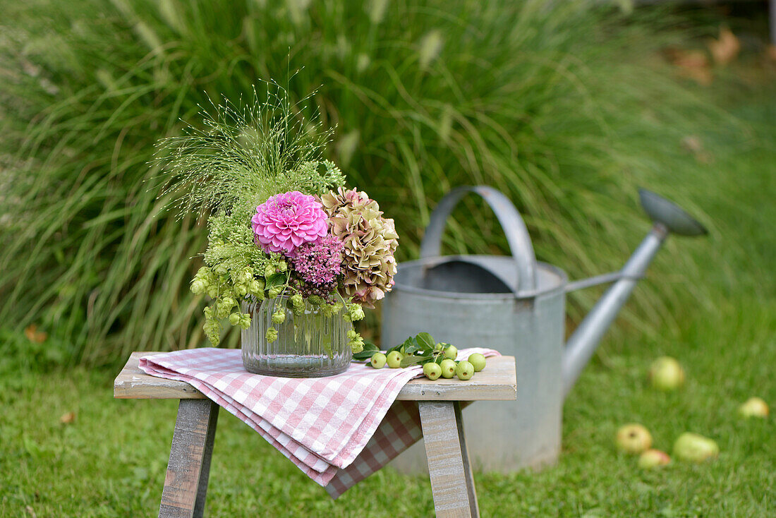 Spätsommerstrauß mit Dahlien, Samenstand der wilden Clematis, Samenstand der Jungfer im Grünen, Rosen und Fetthenne