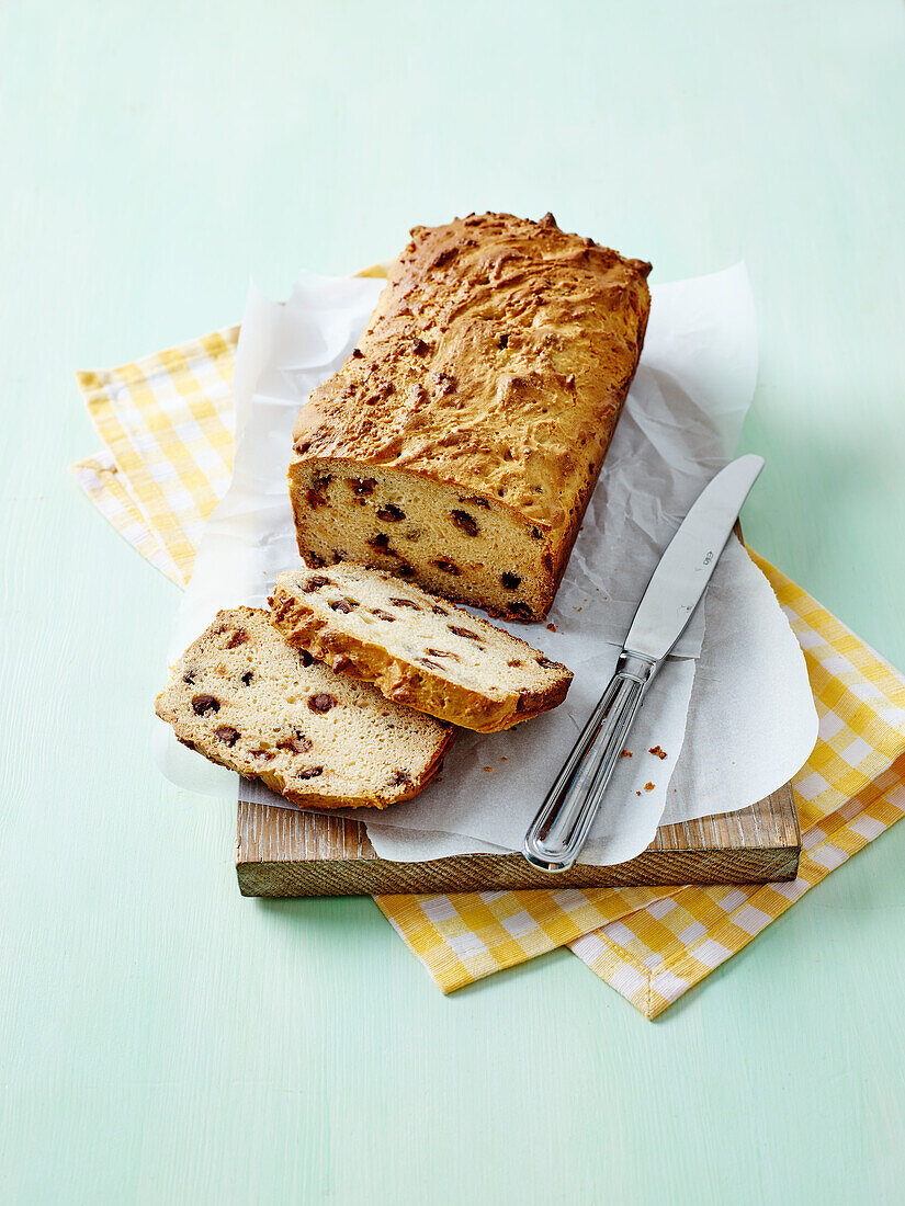 Biskuitkuchen in Kastenform mit Rosinen