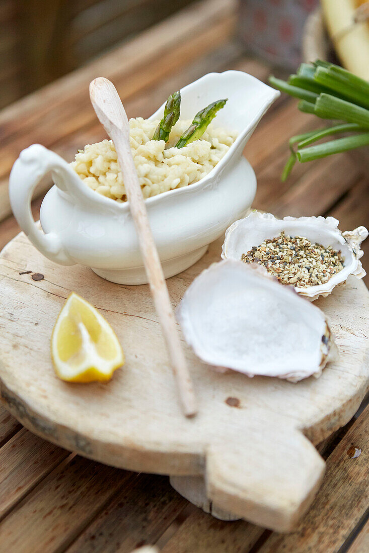 Sauce Tartare in traditioneller Sauciere mit Zitrone und Kräutern