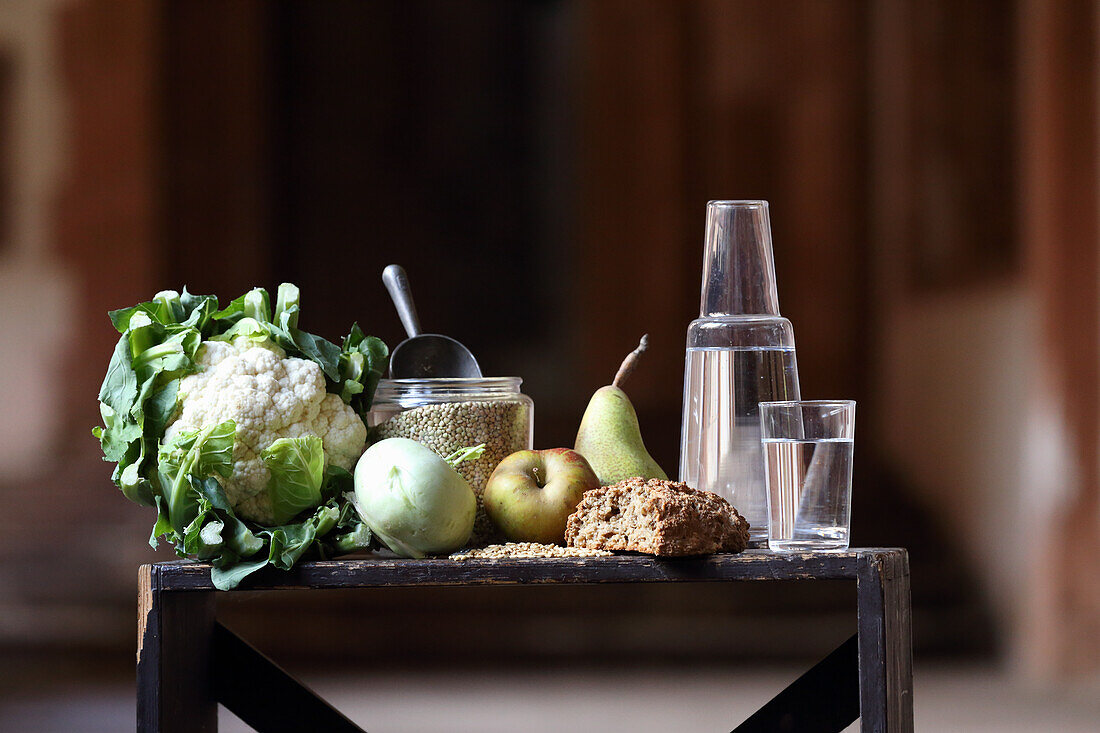 Kohlgemüse, Haferbrot, Obst und Wasser (Klösterliches Fasten)