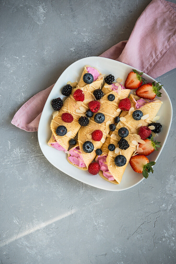 Proteincrepes with Pinkpitayacream and berries