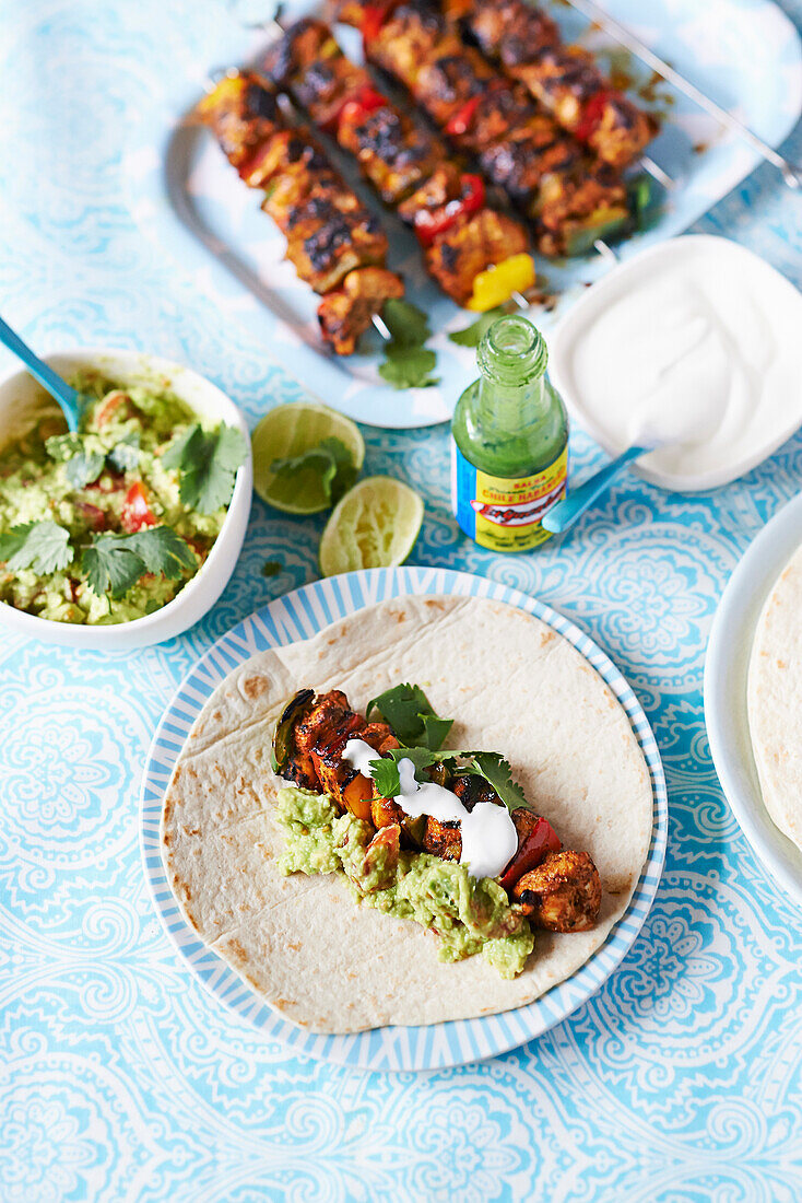 Fajitas mit gegrillten Hähnchenspießen und Guacamole