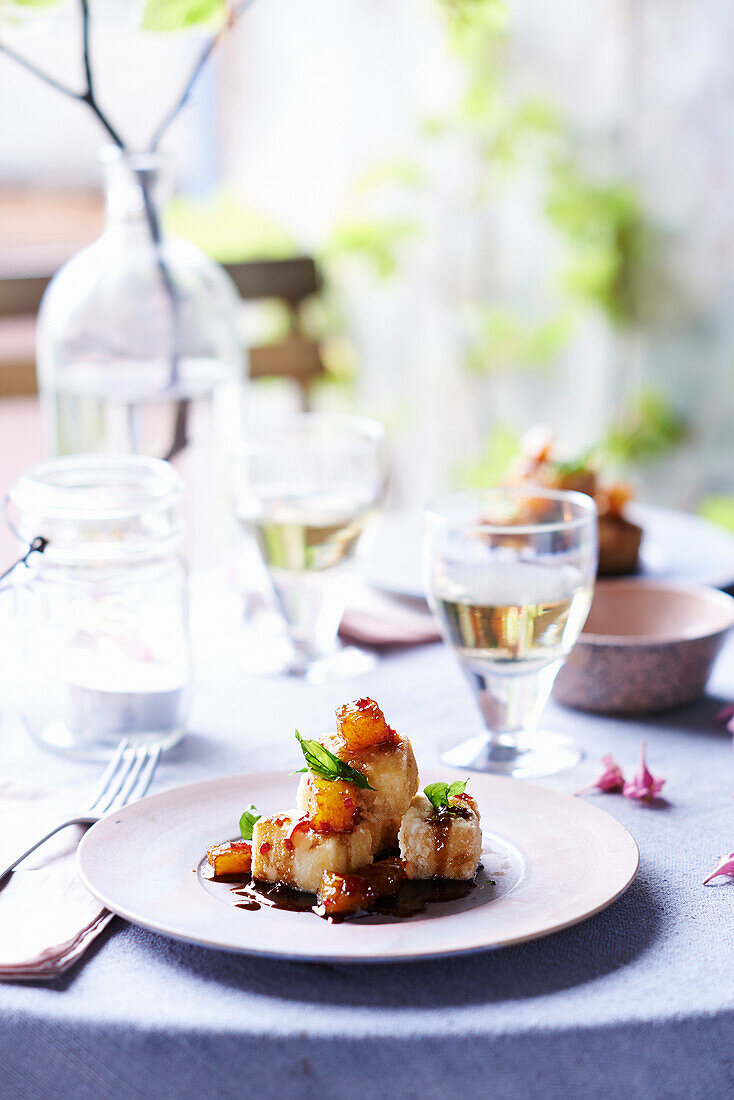 Frittierter Tofu mit Ananas, süßem Chili und Basilikum