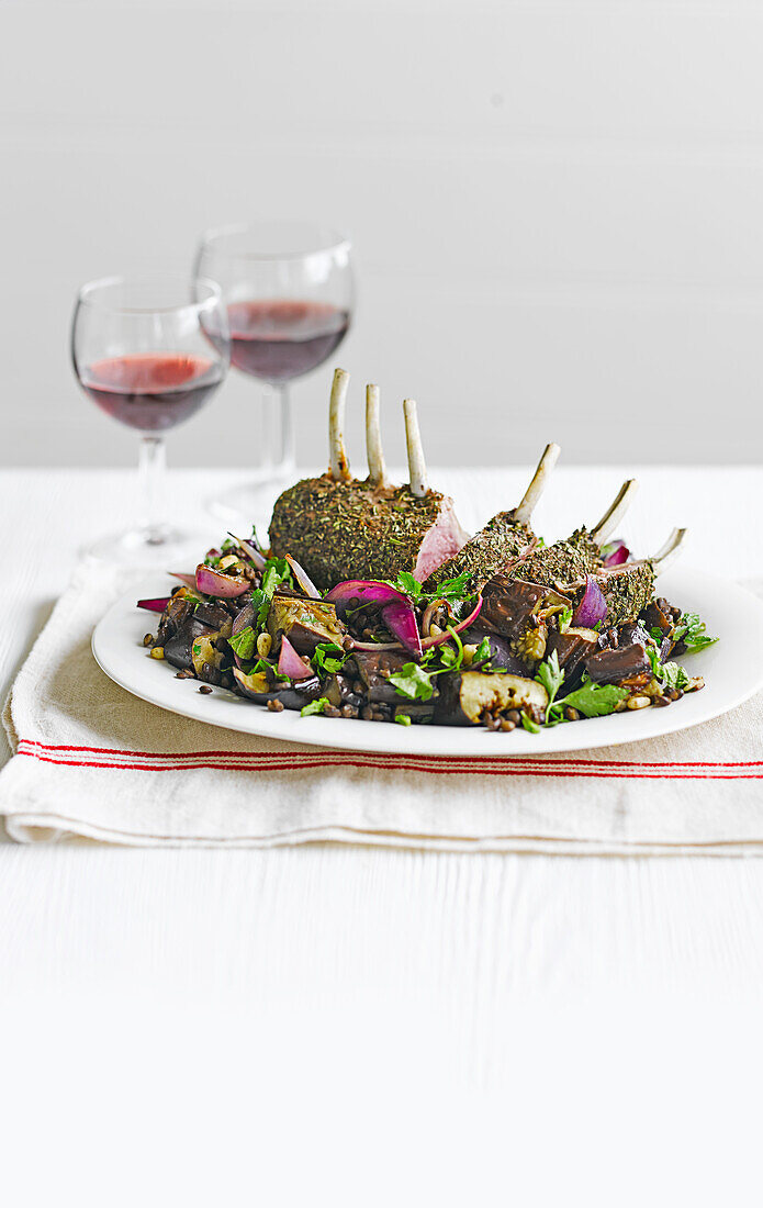 Kräuterlamm mit gebratenen Auberginen und Puy-Linsen